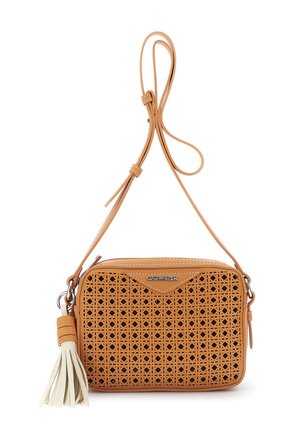 Bolso bandolera color bronce con patrón de cuadrados perforados, correa ajustable, logo plateado y detalle de borla crema sobre fondo blanco.