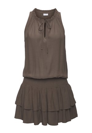 Vestido marrón sin mangas con escote con volantes, cierre con lazo, cintura elástica y falda con volantes en capas.