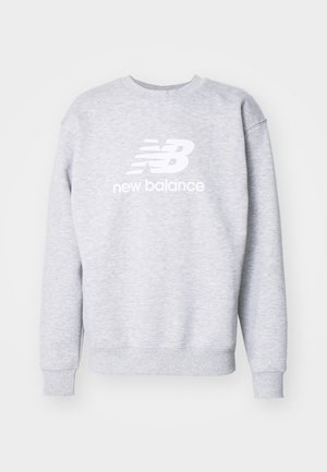 Jasnoszara bluza z zaokrąglonym dekoltem i długimi rękawami, z białym logo "NB" i napisem "new balance" z przodu.