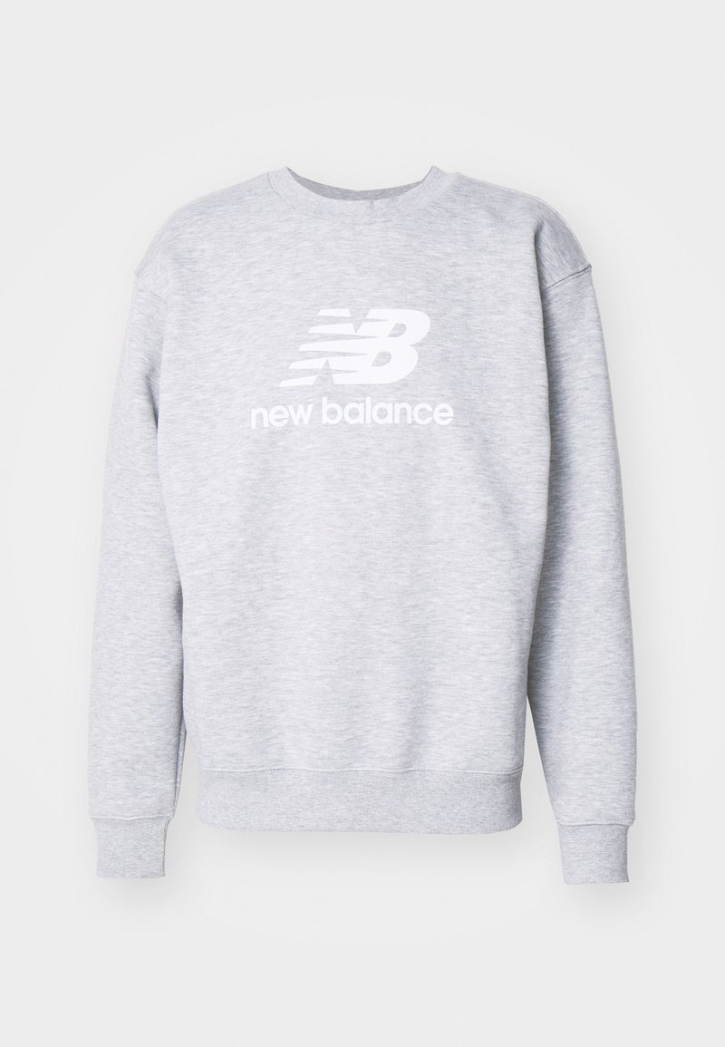 Sweat-shirt gris clair à col rond avec manches longues, arborant un logo blanc "NB" et le texte "new balance" sur le devant.