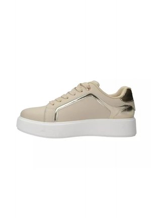 Sneaker beige con una parte superiore liscia, caratterizzata da accenti metallici e una suola a piattaforma bianca. I lacci e i dettagli cuciti mettono in risalto il design.