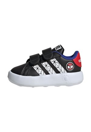 Sneaker sintetiche nere con design a ragnatela bianca, doppie cinghie in velcro, dettagli blu, tab sul tallone rosso e suola in gomma bianca.