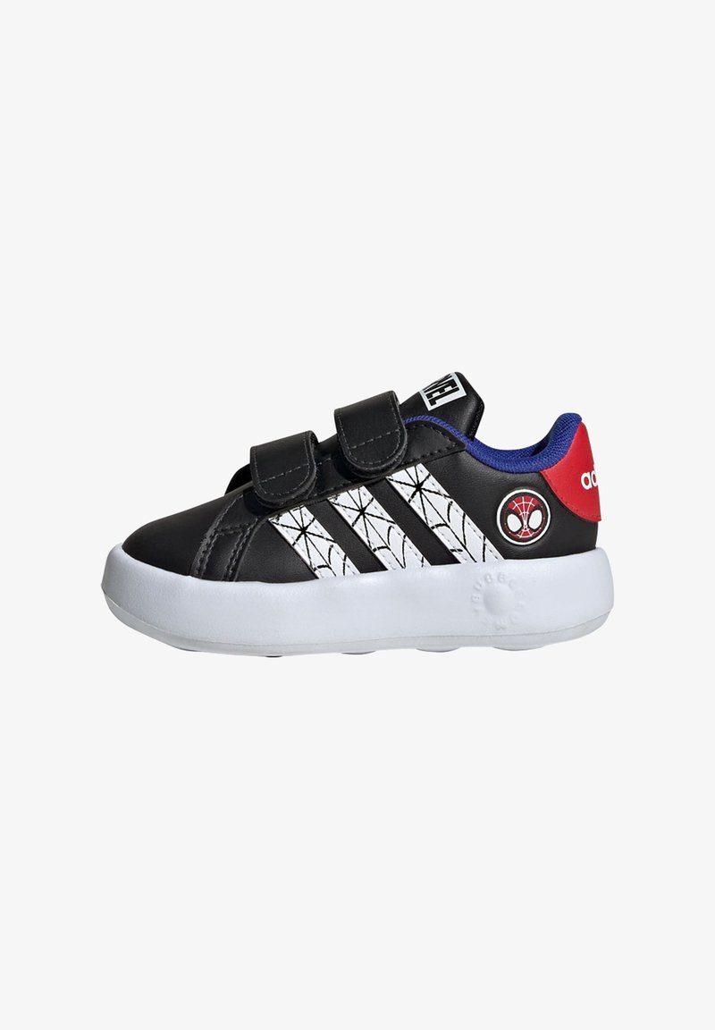 Baskets synthétiques noires avec un design de toile d'araignée blanche, double strap Velcro, accents bleus, onglet de talon rouge et semelle en caoutchouc blanche.
