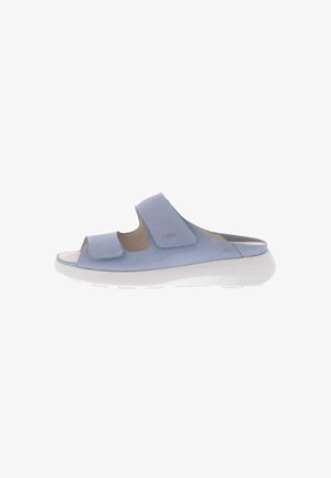 Open teende sandalen met een zachte lichtblauwe leren bovenkant, voorzien van twee verstelbare klittenbandsluitingen en een witte rubberen zool voor ondersteuning.