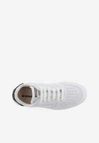 Sneaker blanche avec un motif perforé, fermeture à lacets, accent en cuir texturé noir au niveau du talon et logo. Matériau lisse et forme de bout arrondi.