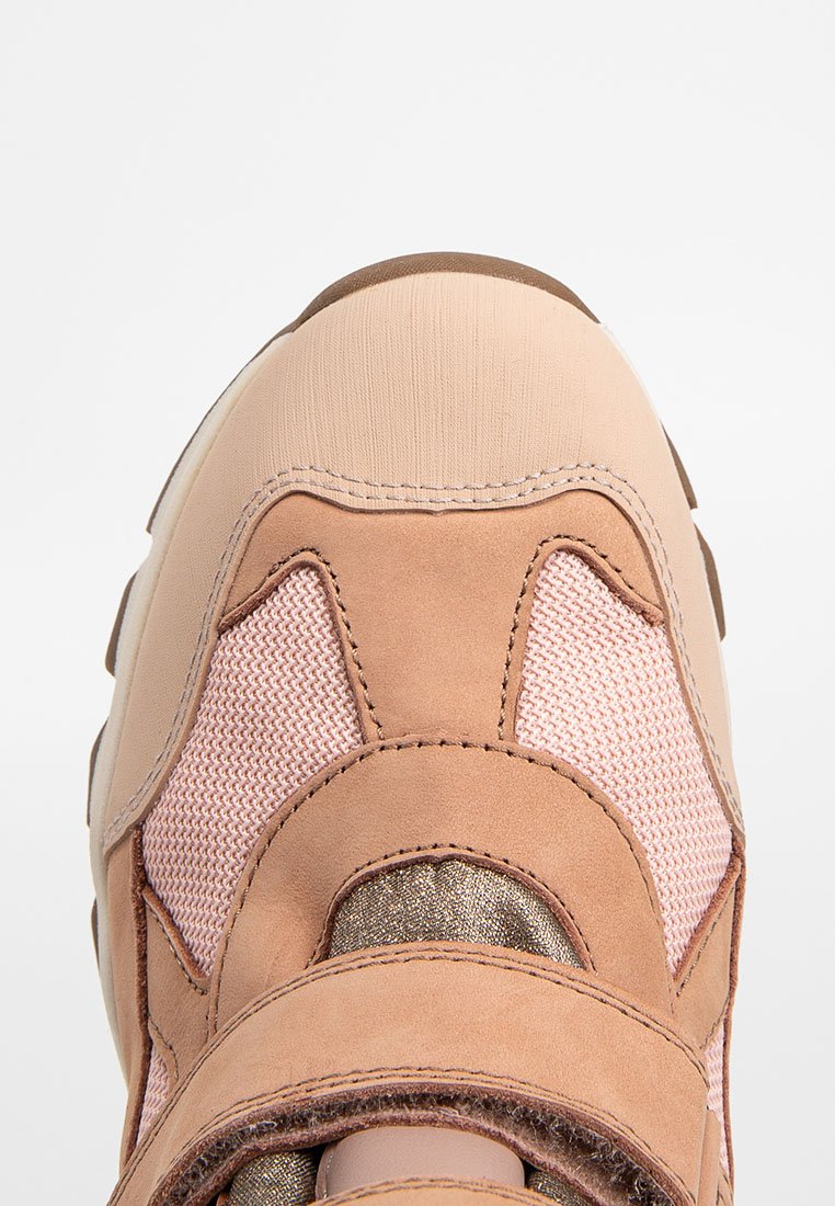 Braune und rosa Sneaker mit einem Obermaterial aus Mesh und Wildleder, gepolstertem Kragen, Klettverschluss, strukturierten Details und runder Zehenpartie.