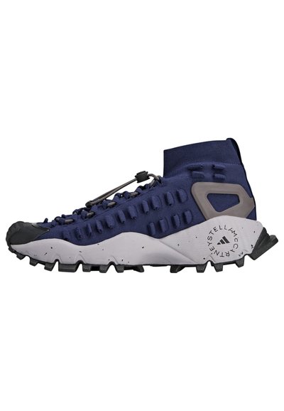 Scarpa sportiva blu e nera con un alto rivestimento in maglia, suola in gomma, pannelli laterali testurizzati e un sistema di allacciatura con meccanismo a toggle.