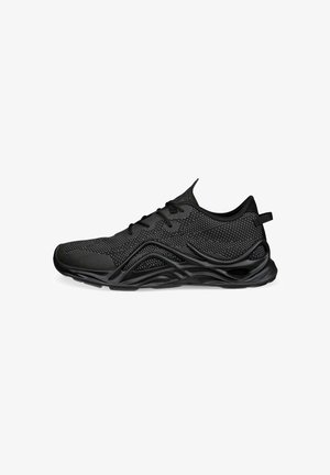 Scarpe da corsa nere con una tomaia in mesh traspirante, dettagli testurizzati e una suola di gomma distintiva con un design ondulato.