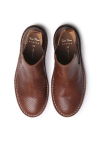 Zapatos marrones tipo slip-on con parte superior de cuero texturizado, que presenta un patrón de cocodrilo, costuras decorativas y puntera redondeada. Talla 37.