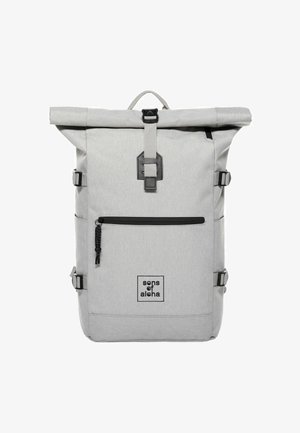 Hellgrauer Rolltop-Rucksack aus Stoff, mit schwarzen Akzenten, einer Frontreißverschlusstasche, verstellbaren Seitenriemen und einem Handgriff oben.