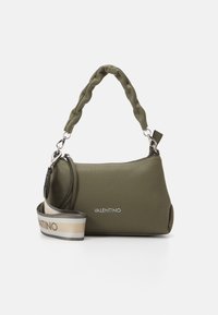 Nepasirinkta, militare