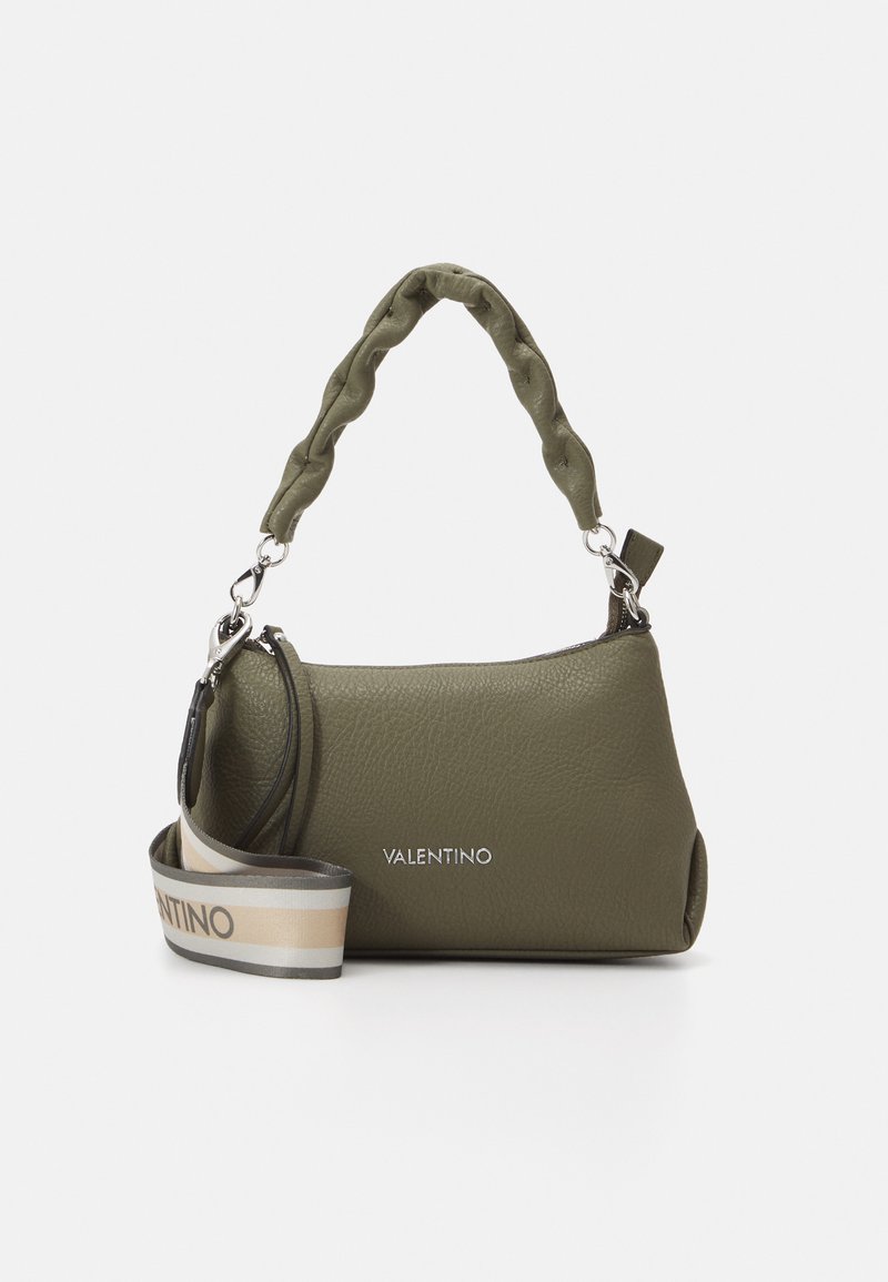 Olivegrüne Lederhandtasche mit einem geflochtenen Griff, silbernem Hardware und einem abnehmbaren Träger mit beige- und grauen Streifen. Markenname sichtbar.