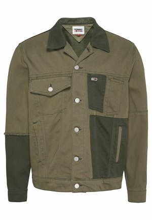 Veste en denim bicolore vert olive avec fermeture à boutons, poches poitrine, un col et logo Tommy Jeans sur l'étiquette intérieure et la poche poitrine.