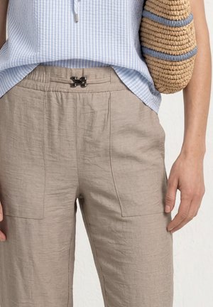 Street One, SLIM LEG HOSE IM LOOSE FIT MIT GÜRTELDETAIL - Pantalon classique - sepia sand