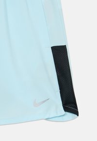 Svijetloplave atletske kratke hlače s crnim mrežastim bočnim panelom, sadrže srebrni Nike logo blizu rubnog šava i glatku, laganu tkaninu.