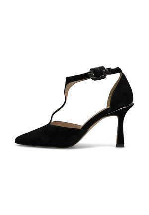 Zapato de tacón alto de ante negro con punta afilada, correa de tobillo ajustable con una hebilla decorativa y un tacón texturizado.
