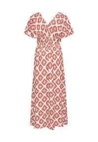 Maxi dress rosso e bianco a motivi, con maniche corte a volant, scollo a V, vita intecciata e motivi geometrici a rombi.