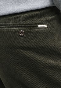 GANT REGULAR - Stoffhose - dark sage