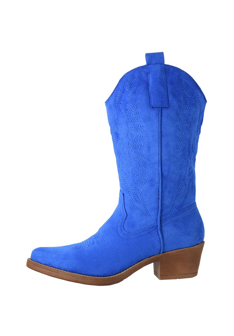 Bota vaquera azul de ante con puntera ligeramente afilada, costuras detalladas en el eje y un tacón bajo apilado. Superficie texturizada; diseño alto.