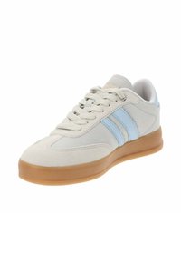 Jasnoszare sneakersy z niebieskimi paskami, zamszowe i gładkie krawędzie, gumowa podeszwa, okrągły czubek oraz teksturowane detale na wierzchu. Casualowy design.