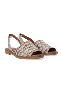 Gewebte Strohslingback-Sandalen mit offener Zehe, die mehrfarbige Stränge, eine braune Außensohle und metallische Akzente an den Seiten aufweisen.