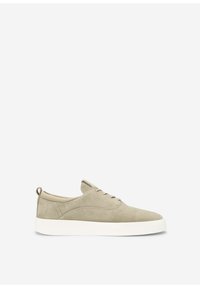 Baskets basses en daim beige avec semelle en caoutchouc blanche et fermeture à lacets, vues de profil sur un fond uni.