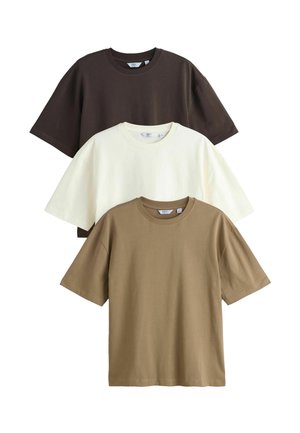 Trys paprasti medvilniniai marškinėliai, rudos, kreminės ir smėlio spalvos, sudėti vienas ant kito, su trumpomis rankovėmis ir apvaliais kaklais.