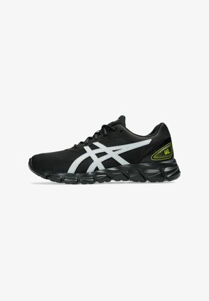Baskets de sport noires avec une tige en maille, des accents argent réfléchissants, une semelle rembourrée et un logo en gel jaune sur le talon.