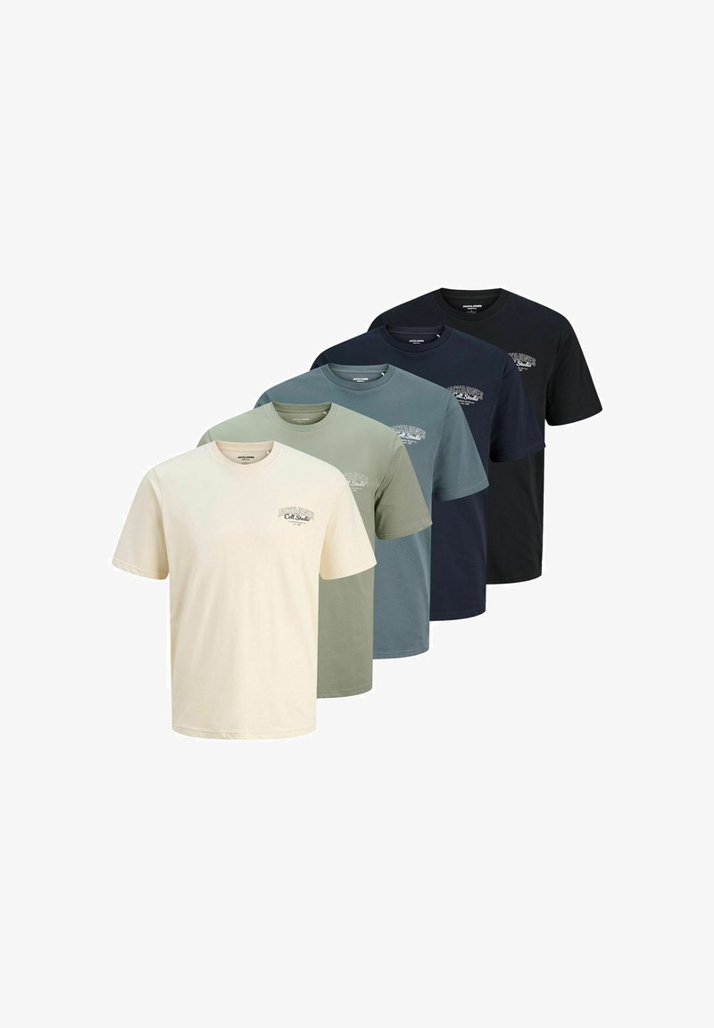 Fünf kurzärmelige T-Shirts in Beige, Grün, Türkis, Marineblau und Schwarz, aus Baumwolle mit einem bedruckten Logo auf der linken Brust.