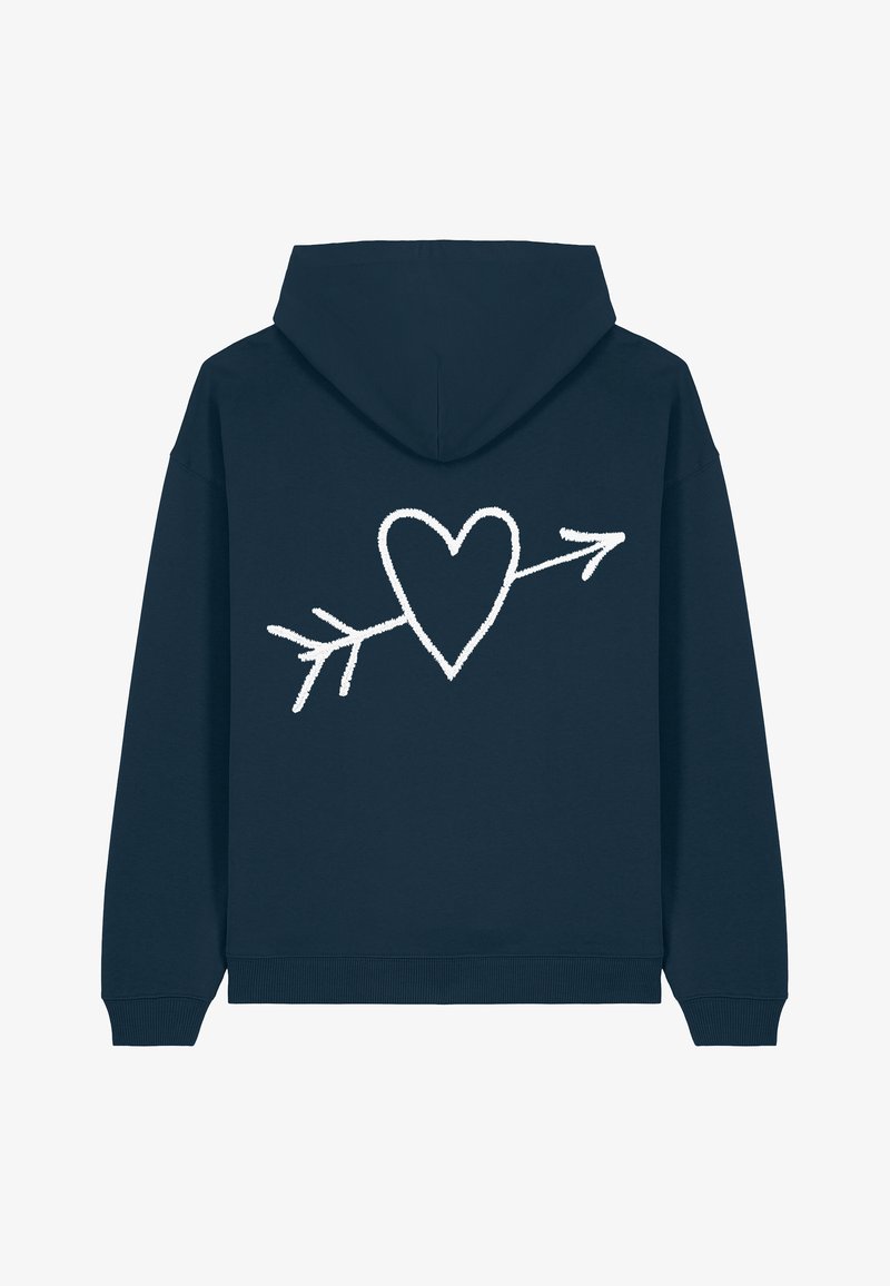 A haditengerészeti kapucnis pulóver hátulján egy nagy fehér szív és nyíl grafika található, puha, texturált anyagból készült, bordázott mandzsettákkal és alsó résszel.