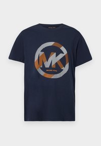 Tamsiai mėlynas medvilninis marškinėliai su apvaliu grafiką baltais ir oranžiniais dryžiais, po logotipu esantis tekstas "MK" ir "MICHAEL KORS".