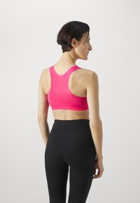ONLY Play ONPMARTINE SEAMLESS BRA OPUS - Športni modrček s srednjo podporo - raspberry sorbet