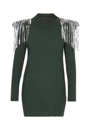 Tamsiai žalia, suplota megztinė su ilgomis rankovėmis, kuriame yra sidabriniai fringo akcentai ant pečių ir aukšta apvalia iškirpte.