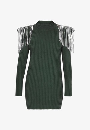 Tumman vihreä ribbiknitti mekko pitkillä hihoilla, jossa on hopeiset frilla-akcentit harteilla ja korkea pyöreä kaula-aukko.