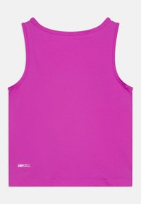 Roza brezrokavna športna majica iz tkanine, ki odvaja vlago, z okroglo ovratnikom in logotipom "DRYCELL" na spodnjem levem delu.