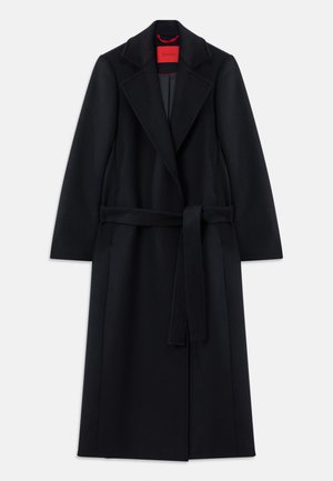 Cappotto lungo in lana nera con colletto a punta, apertura frontale e cintura in tessuto abbinata. Presenta un rivestimento interno di un vivace rosso.