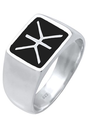 Sudraba gredzens ar kvadrātu formas melnu akmeni, uz kura ir balts ģeometrisks dizains. Josla ir gluda un spīdīga, ar atzīmi "925" sudrabam.