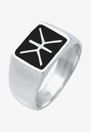 Hõbedane sõrmus, millel on ruudukujuline must kivi ja valge geomeetriline muster. Rõngas on sile ja poleeritud, märgitud "925" hõbeda jaoks.