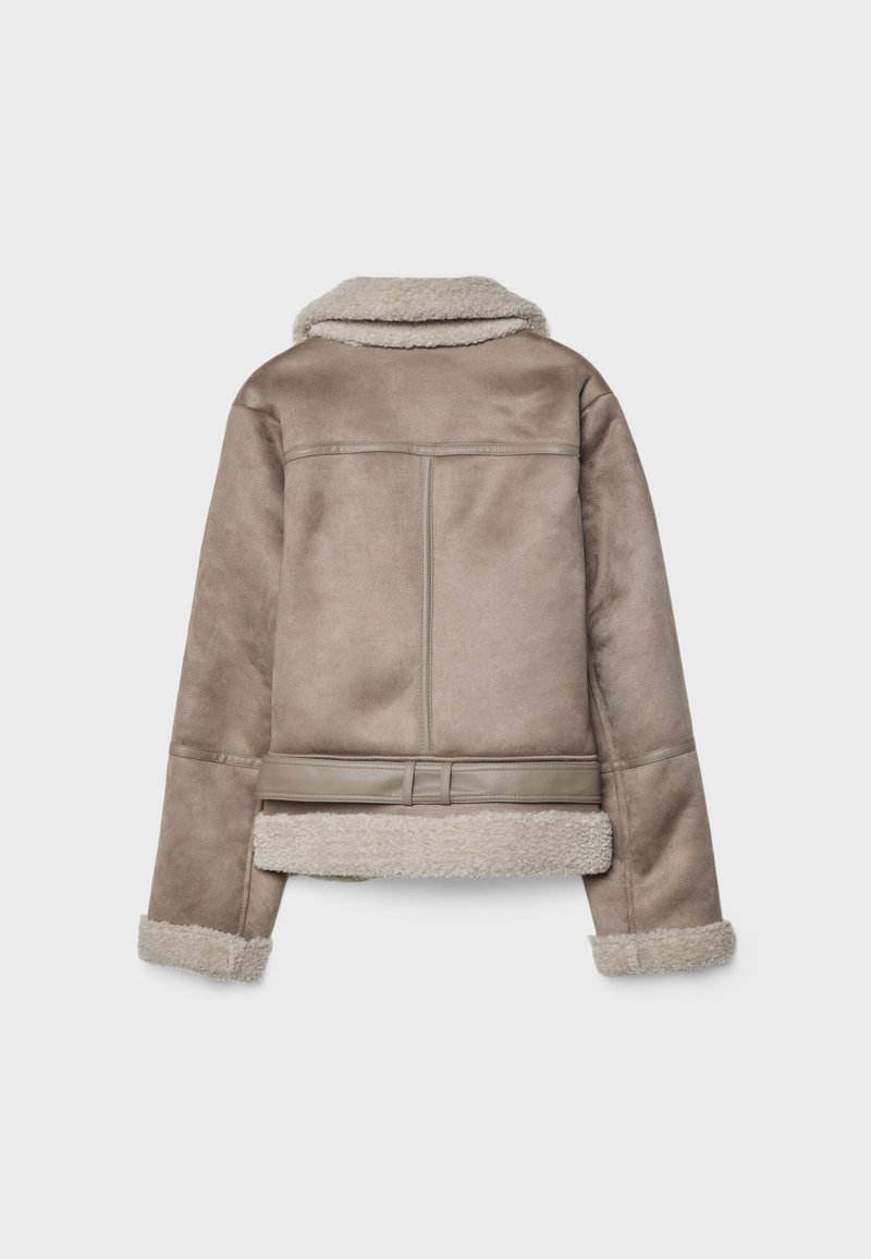 Chaqueta de shearling marrón con un cuello y puños de felpa, que presenta una banda de cuero suave en la cintura y sutiles detalles de costura.