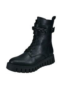 Černá kožená kotníková bota s robustní podrážkou, která má splétaný pásek a detail s přezkou. Šněrovací design s polstrovaným límcem pro pohodlí.