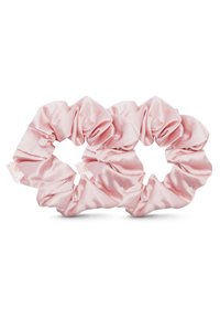 Dwie różowe satynowe gumki do włosów o gładkiej fakturze i zebranym wzorze, z małymi metkami marki po przeciwległych stronach.
