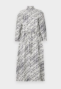 Rochie camasa cu maneci lungi, albă și bleumarin, cu un model de imprimeu leopard, având guler în picioare și o talie strânsă pentru o siluetă ajustată.