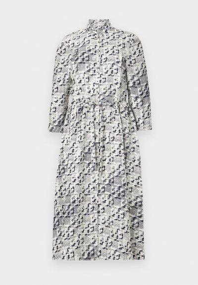 Vestido camisero de manga larga en blanco y marino con un estampado de leopardo, que presenta un cuello alzado y una cintura ajustada para una forma entallada.