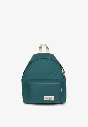 Zaino Eastpak teal con tasca frontale con zip, manico superiore beige e tiretti bianchi su sfondo bianco.