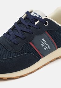 Jack & Jones JFWSPIRIT RUNNER - Sneakers low - navy/red/dahlia/marshmallow