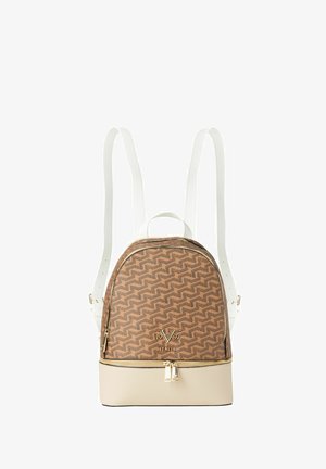 Bruine backpack met patroon, witte banden, een ronde vorm, gouden accenten en een beige onderkant. Bevat een rits-hoofdvak.