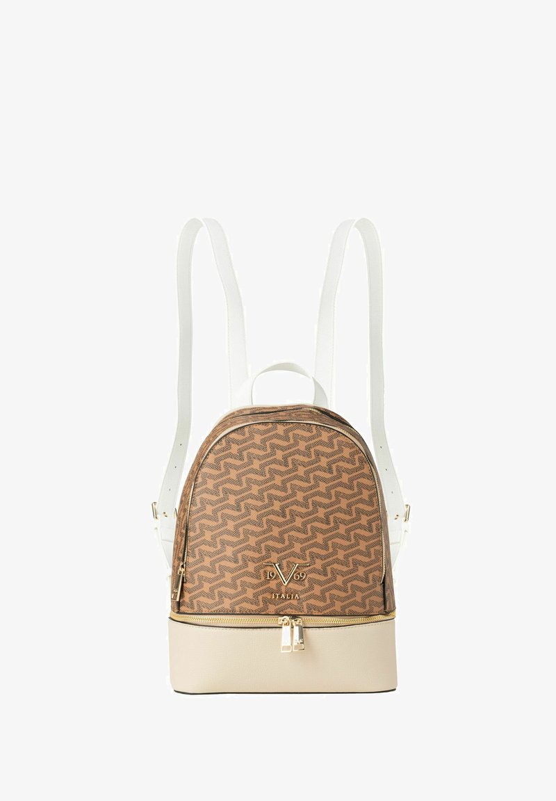 Brauner Rucksack mit Muster und weißen Trägern, runder Form, goldener Hardware und beigem unteren Abschnitt. Verfügt über ein Hauptfach mit Reißverschluss.