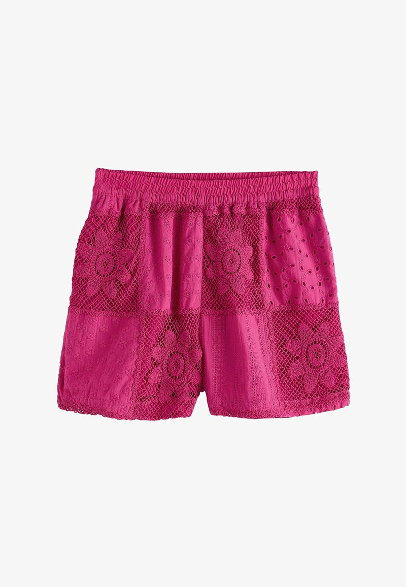 Shorts roses avec taille élastique comportant des motifs alternés de patchs brodés floraux et en dentelle.