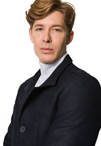 Czarny wełniany płaszcz z wykładanym kołnierzem, dwoma guzikami i fakturowanym materiałem. Szary golf widoczny pod spodem. Prosty, nowoczesny design.