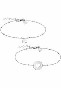 Zilveren armbandenset met twee ontwerpen: de ene met een hartvormige bedel en de andere met een ronde hanger met uitsnede in de vorm van een hart.